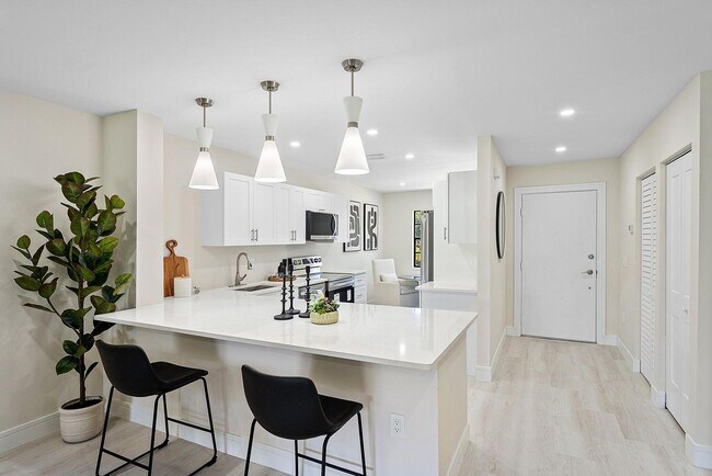 property at 7 Stratford Dr E