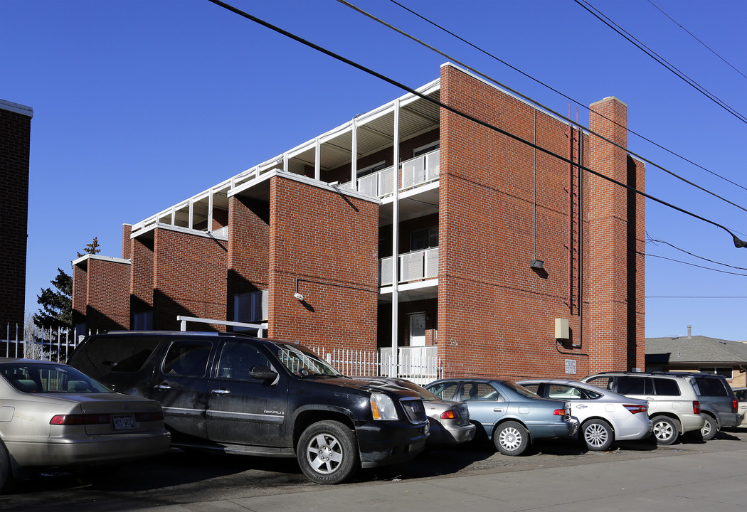 Dayton Manor Apartments in Aurora, CO - Building Photo