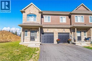 21 Zoe Ln in Hamilton, ON - Building Photo