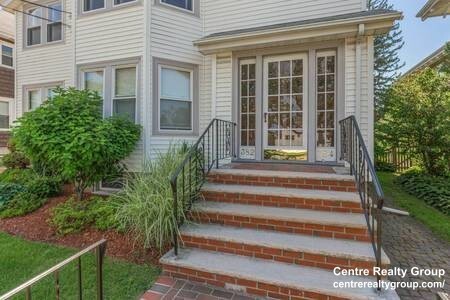 384 School St, Unit 1 in Watertown, MA - Foto de edificio - Building Photo