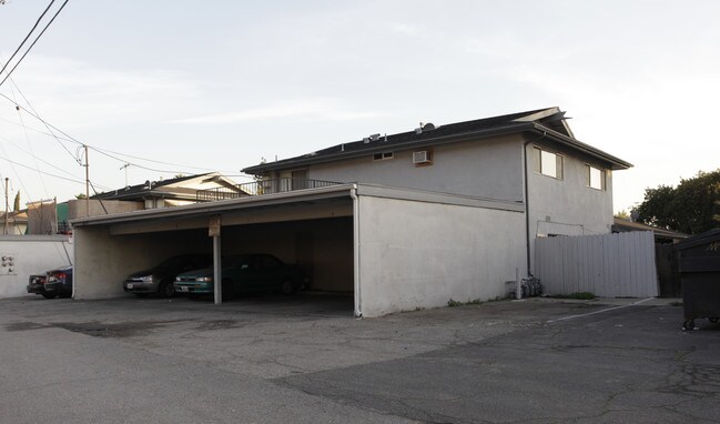 1077 Springfield St in Upland, CA - Foto de edificio - Building Photo