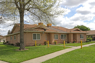 301-445 W Oakwood Dr in Tulare, CA - Building Photo - Building Photo