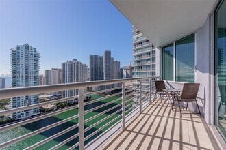 335 S Biscayne Blvd in Miami, FL - Building Photo - Building Photo