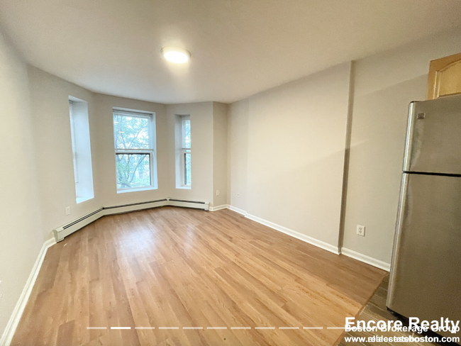 96 Hammond St, Unit 4 in Boston, MA - Foto de edificio - Building Photo