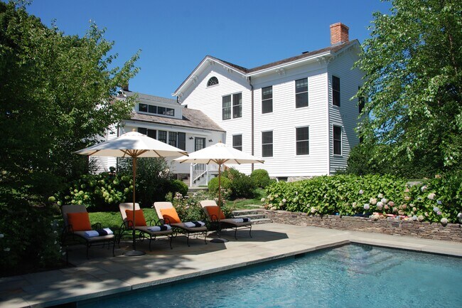 23 Howard St in Sag Harbor, NY - Building Photo - Building Photo