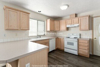 7432 SE Augusta Ct in Portland, OR - Building Photo - Building Photo