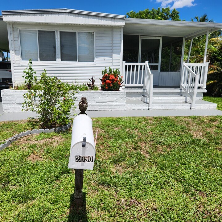 2050 SW 83rd Ter in Davie, FL - Building Photo