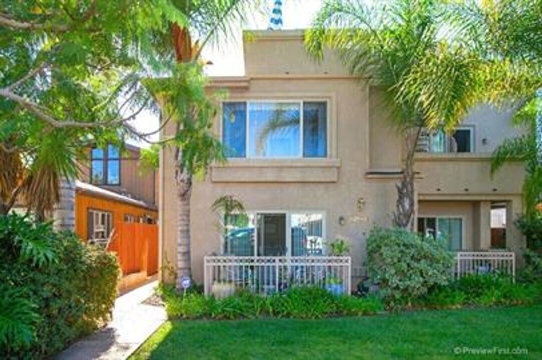 2033 Felspar St in San Diego, CA - Building Photo