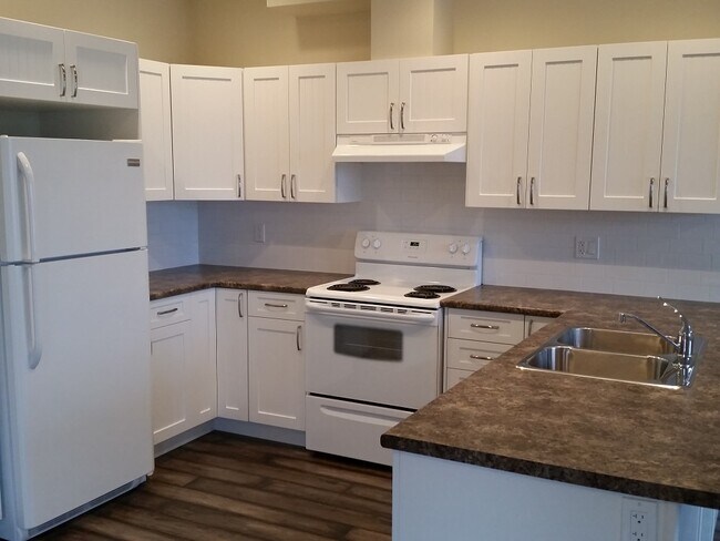 8812-8817 17 St in Dawson Creek, BC - Building Photo - Building Photo