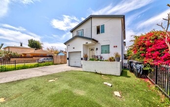 8711 McKinley Pl in Los Angeles, CA - Foto de edificio - Building Photo