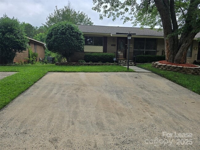 5027 Malibu Dr in Charlotte, NC - Building Photo - Building Photo