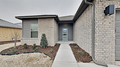 1909 Sara Vista Dr in Yukon, OK - Building Photo - Building Photo