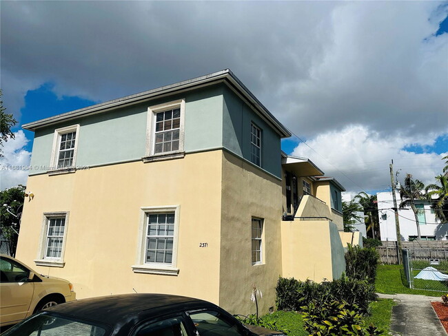 2371 SW 27th St-Unit -4 in Miami, FL - Building Photo - Building Photo