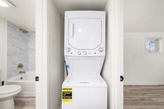 815 SW Cloverdale St in Seattle, WA - Building Photo - Building Photo