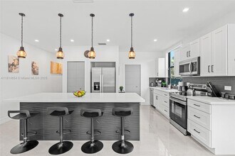 3619 SW 27th St in Miami, FL - Foto de edificio - Building Photo