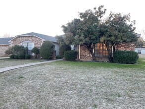 924 Cottonwood Trail in Benbrook, TX - Building Photo - Building Photo