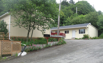 63671 Harriet Rd in Coos Bay, OR - Foto de edificio - Building Photo