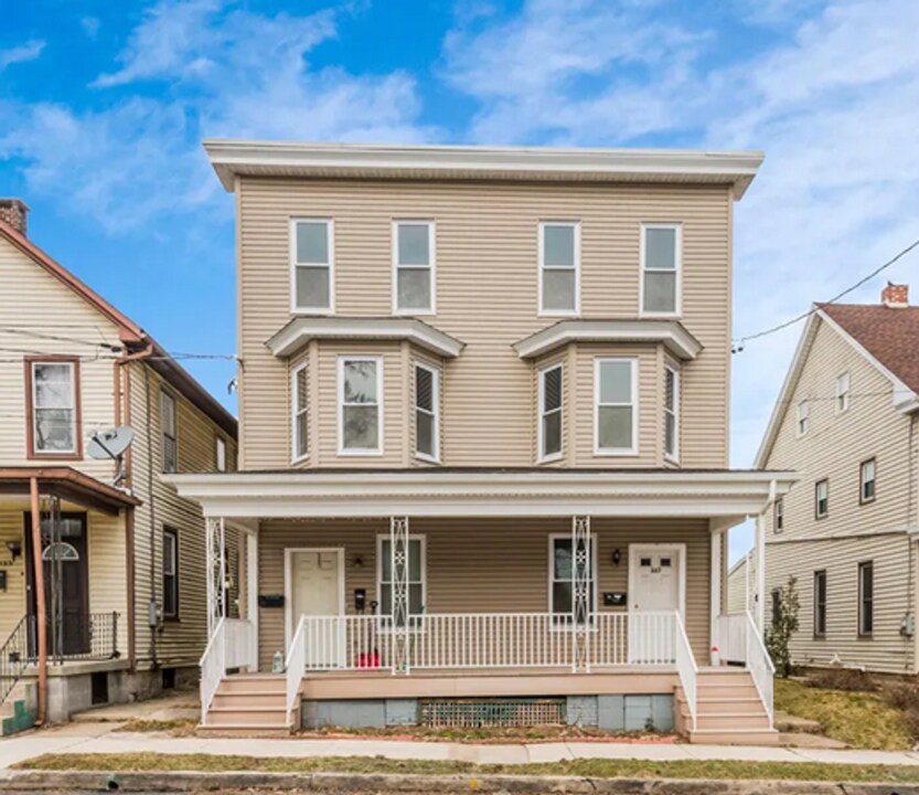 327-329 W King St in Chambersburg, PA - Building Photo