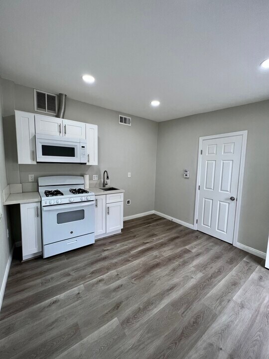 21629 Cottonwood Ave in Moreno Valley, CA - Building Photo