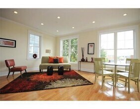 20 Fisher Ave, Unit 1 in Boston, MA - Foto de edificio - Building Photo