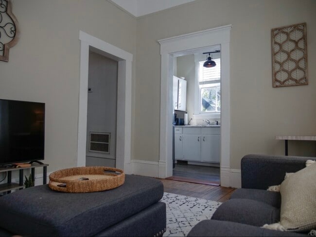 117 W 36th St, Unit 1 bedroom 1 bathroom in Savannah, GA - Foto de edificio - Building Photo