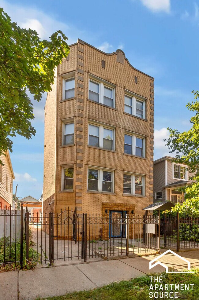 2839 W Nelson St, Unit 2 in Chicago, IL - Building Photo - Building Photo