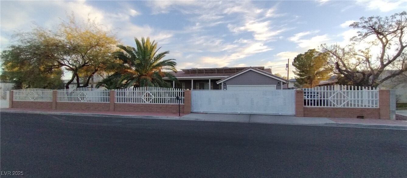 3475 E Tompkins Ave in Las Vegas, NV - Building Photo