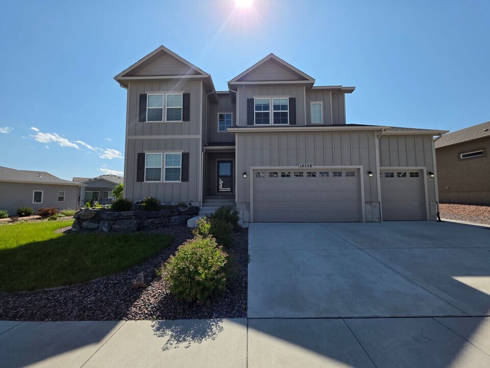 10258 Sharon Springs Dr in Colorado Springs, CO - Building Photo