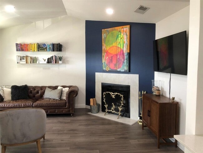 6409 Burns St, Unit 306 in Austin, TX - Building Photo - Building Photo