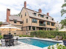 7 Red Cross Ave in Newport, RI - Building Photo