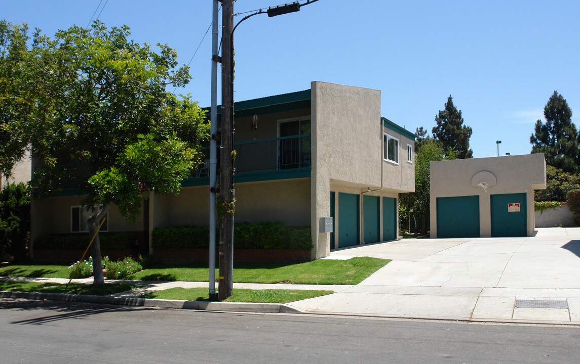 17062 Sims St in Huntington Beach, CA - Building Photo