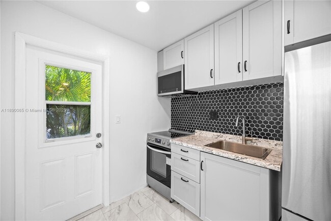 411 SE 3rd Ave in Hallandale Beach, FL - Building Photo - Building Photo