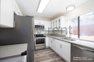955 Postal Way in Vista, CA - Building Photo - Building Photo