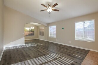5035 W Kristal Way in Glendale, AZ - Building Photo - Building Photo