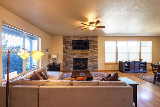 1021 Redtail Loop in Hood River, OR - Building Photo - Building Photo