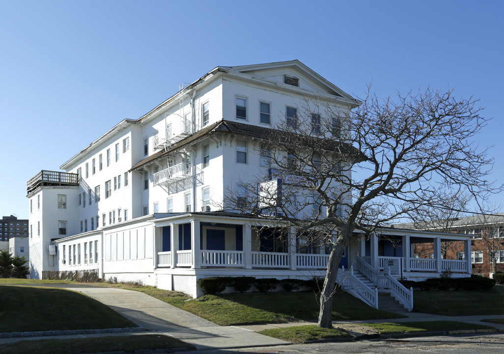 208 3rd Ave in Asbury Park, NJ - Building Photo