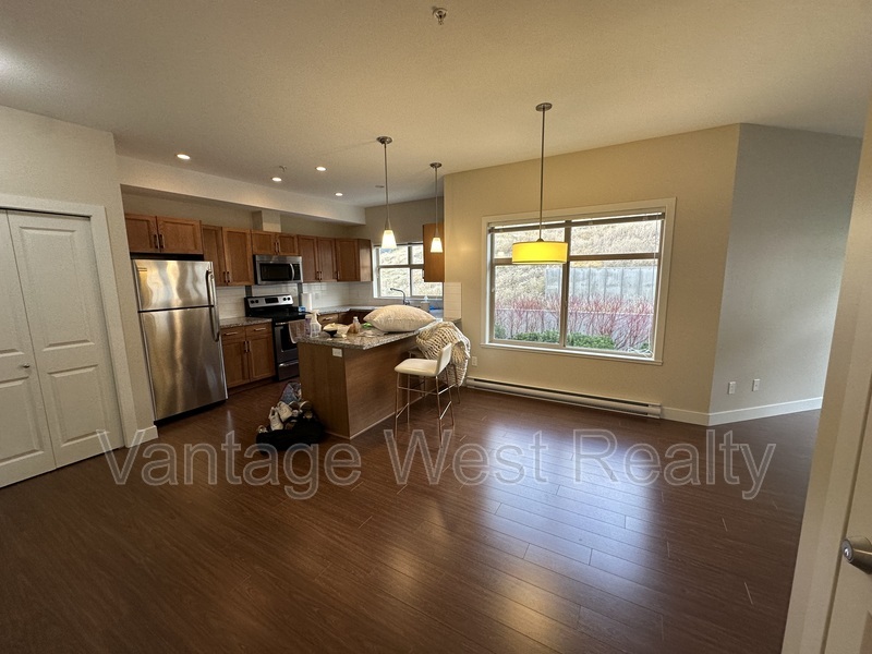 3229-3229 Skyview Ln in West Kelowna, BC - Building Photo