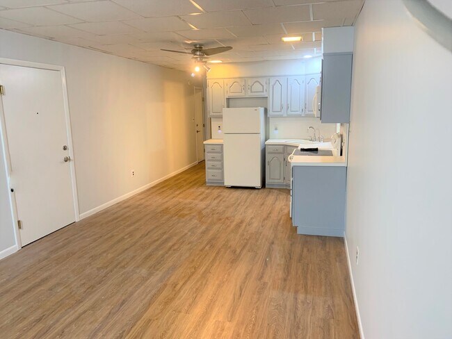 10 E 47th St, Unit Apt 2 in Bayonne, NJ - Foto de edificio - Building Photo