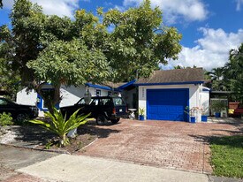 19531 NW 58th Ave in Hialeah, FL - Building Photo