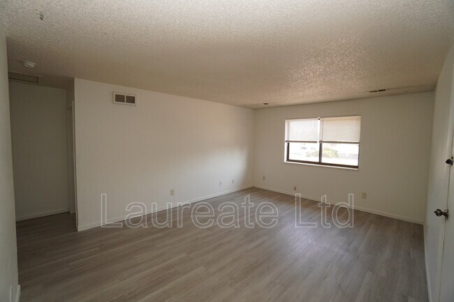 1950 Eagle St in Aurora, CO - Foto de edificio - Building Photo