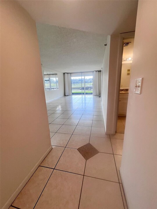 3001 W Rolling Hills Cir, Unit 102 in Davie, FL - Building Photo