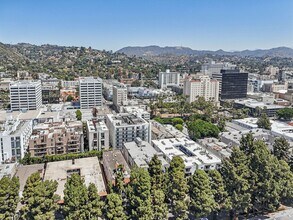 7057 Lanewood Ave in Los Angeles, CA - Foto de edificio - Building Photo