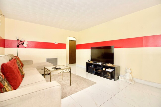 240 NW 36th St in Oakland Park, FL - Foto de edificio - Building Photo
