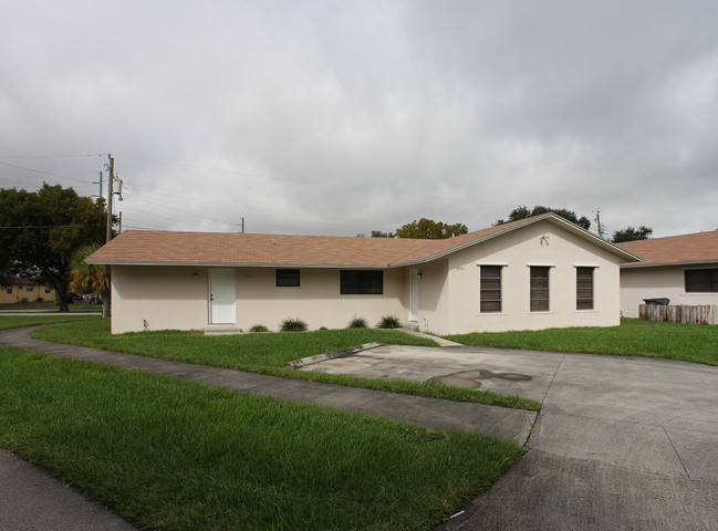 5905-5907 Tyler St in Hollywood, FL - Foto de edificio - Building Photo