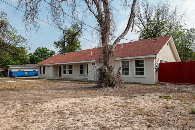 311-313 W Nicholson St in Del Rio, TX - Building Photo - Building Photo