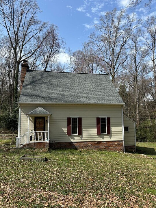 4220 Gill St in Chester, VA - Foto de edificio