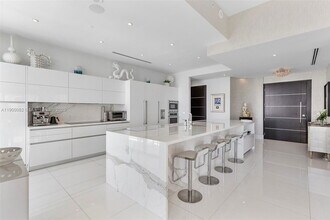 900 Brickell Key Blvd in Miami, FL - Building Photo - Building Photo