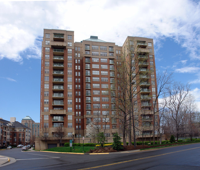 Stratford House in Reston, VA - Foto de edificio - Building Photo