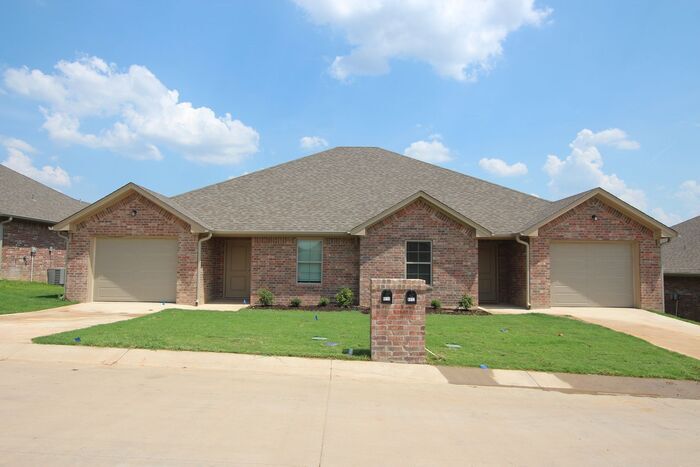 6325 Villa Rosa Way in Tyler, TX - Building Photo