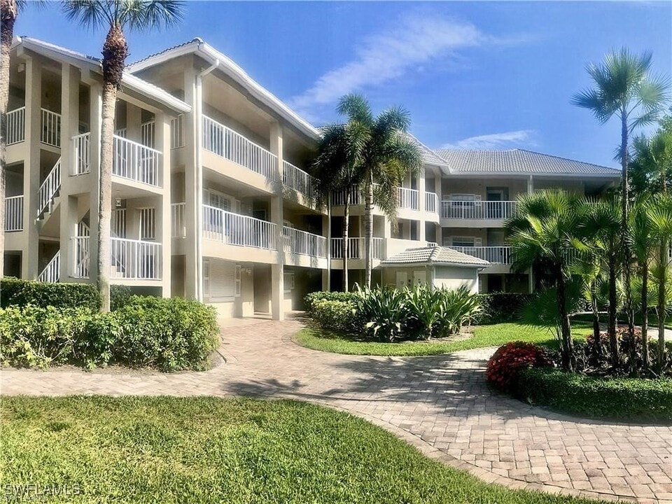 218 Sugar Pine Ln in Naples, FL - Building Photo